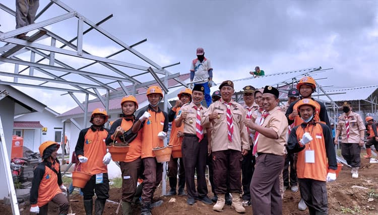 Peringati Harkitnas, Pramuka Jatim Gas Pembangunan Huntara Semeru Tahap III