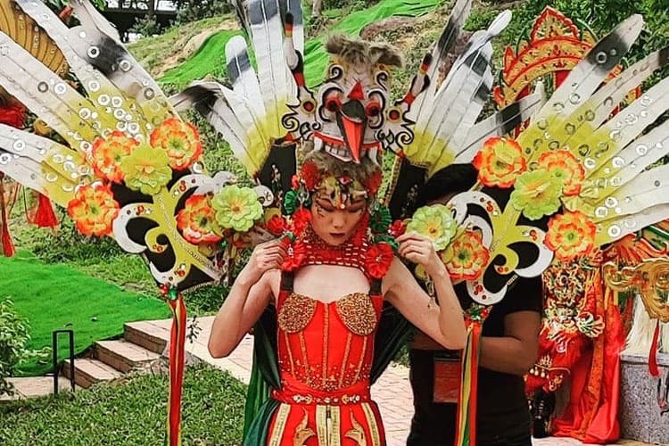 Model Kelas Dunia Kenakan Koleksi Busana Angeline Virginia Wong di Tiongkok