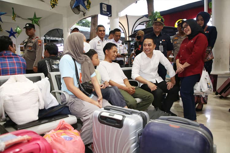 Wali Kota Surabaya Pastikan Puncak Arus Mudik di Stasiun Gubeng Berjalan Lancar