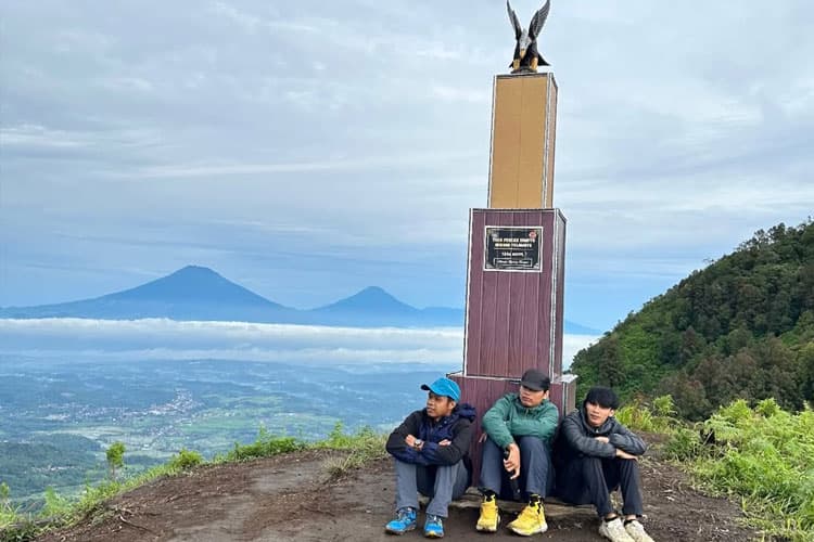 Menapak Indahnya Alam Gunung Telomoyo, Surga di Batas Semarang dan Magelang