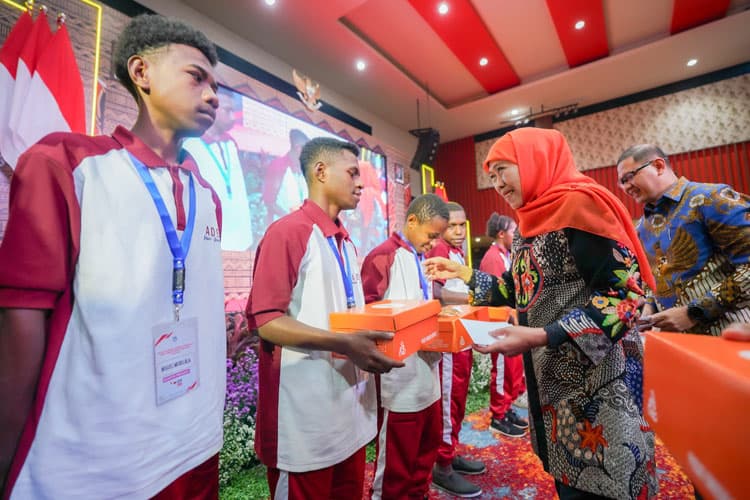 Berhasil Tembus PTN, Gubernur Khofifah Apresiasi 105 Siswa "ADEM" Papua di Jatim