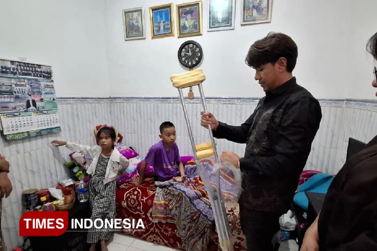 Kehilangan Satu Kaki Tak Padamkan Semangat Rossy Mengejar Ilmu dan Mimpi