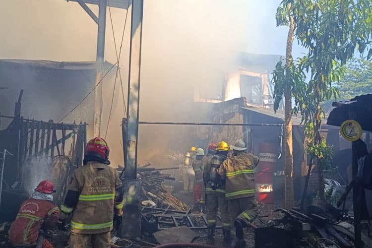 Akibat Ledakan, Bengkel dan Mess di Surabaya Hangus Terbakar