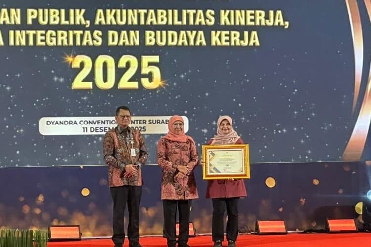 Disperpusip Jatim Terima Dua Penghargaan Layanan Publik Sangat Baik