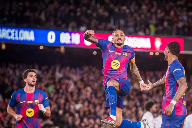 Dua Gol Raphinha Antar Barcelona Menjauh dari Real Madrid