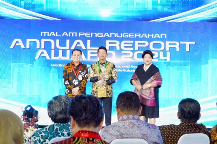 Bank Jatim Dinobatkan Sebagai Pemenang dalam ARA 2024 Kategori BUMD Go Publik Keuangan