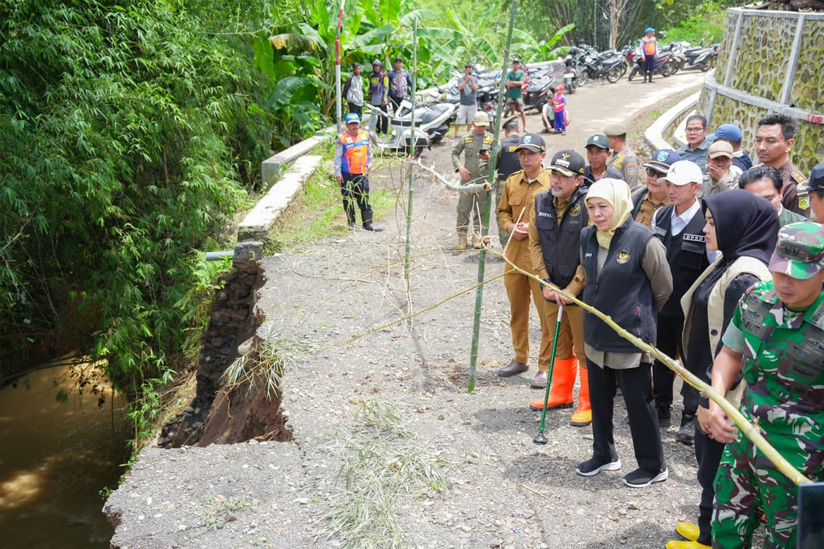 Gubernur Khofifah Turun Langsung Tinjau Banjir Probolinggo, Petakan Skala Prioritas Intervensi