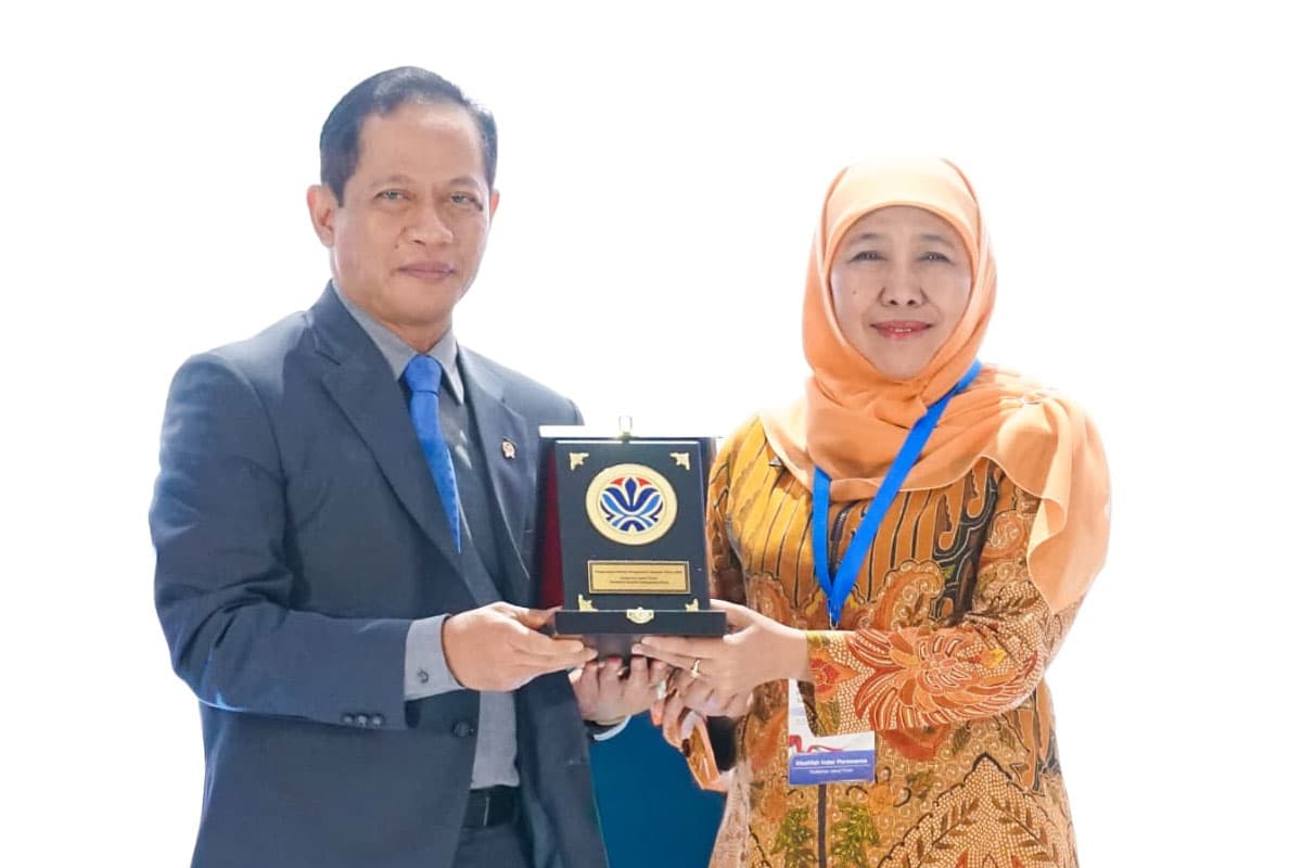 Gubernur Khofifah Raih Penghargaan Pembina Terbaik Pengelolaan Sampah 2026
