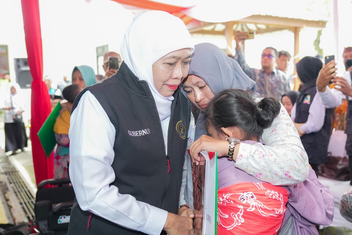 Ingin Warga Bebas Rentenir, Gubernur Khofifah Gelontor Bansos Rp5,26 Miliar di Banyuwangi