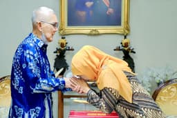 Try Sutrisno Wafat, Gubernur Khofifah Ajak Masyarakat Jatim Kibarkan Bendera Setengah Tiang Dua Hari