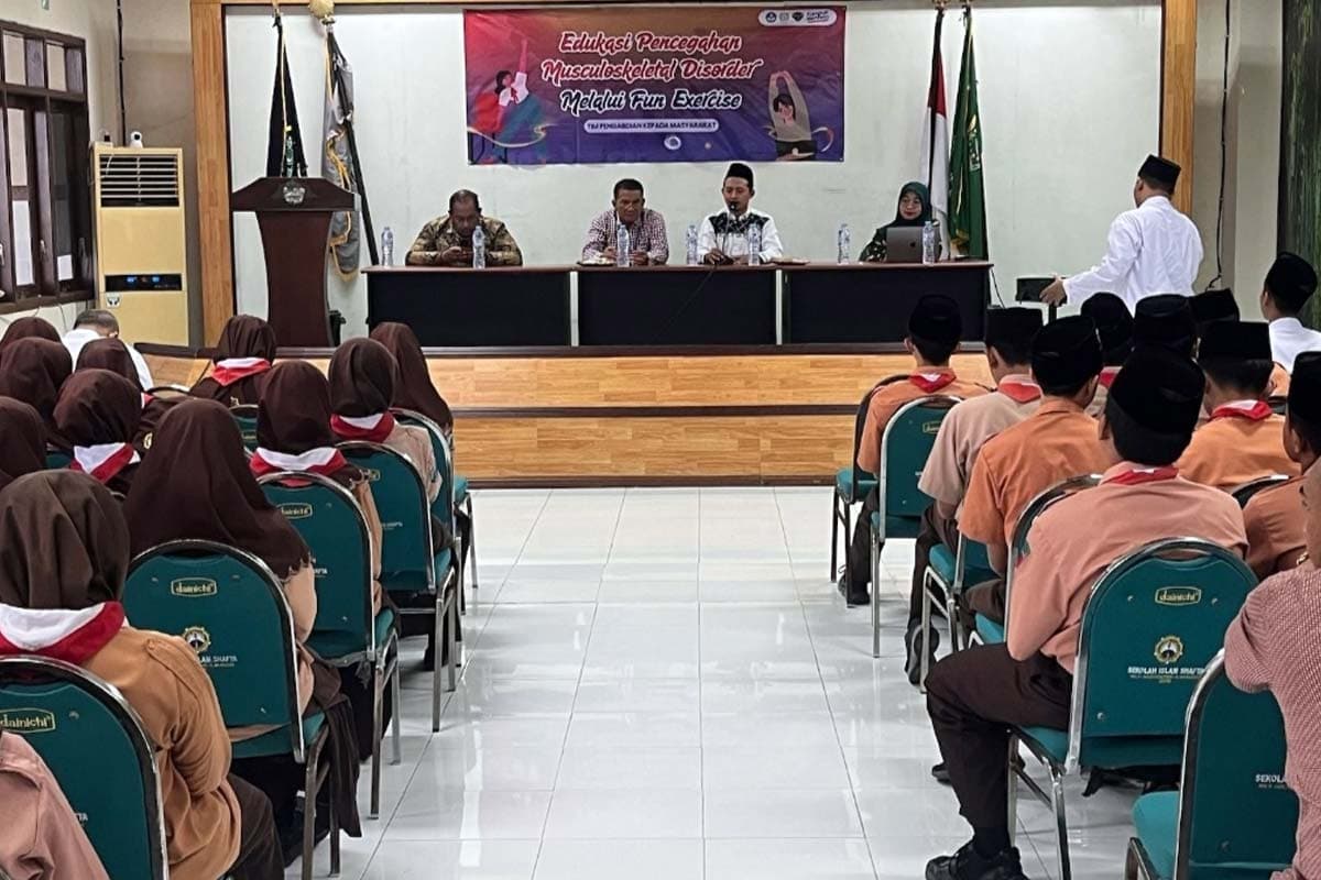 Waspada Duduk Terlalu Lama, Tim PKM Unesa Edukasi Siswa Cegah Gangguan Otot