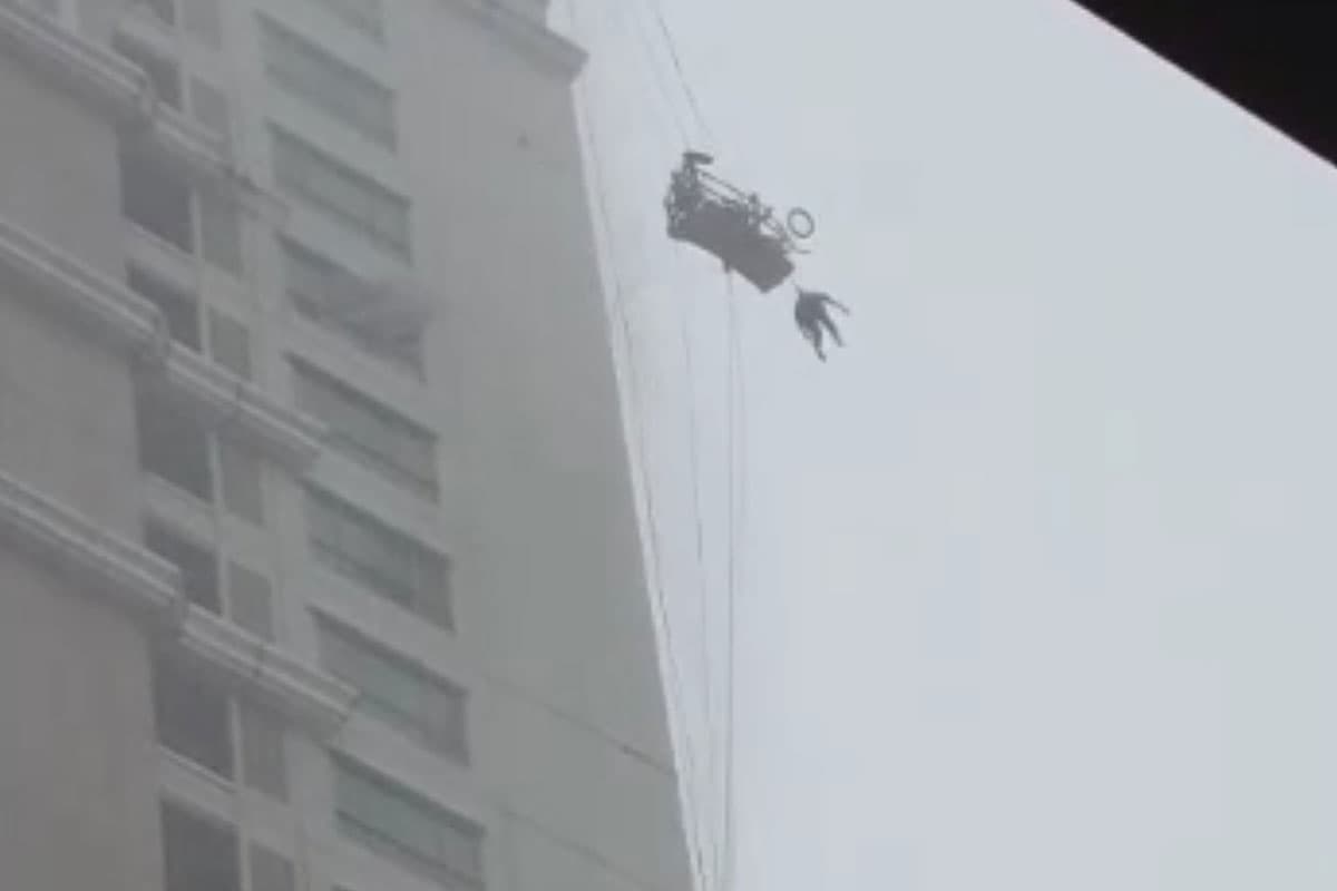 Petugas Pembersih Kaca Apartemen di Surabaya Terombang-ambing Diterjang Angin Kencang