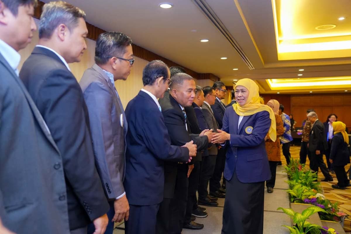 Kuatkan Jejaring dan Sinergi, Khofifah Lantik PW IKA Unair DKI Jakarta 2025-2030