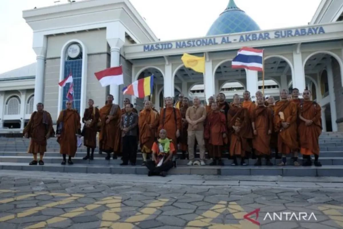Indonesia Walk for Peace: Perjalanan Spiritual 57 Biksu Menuju Borobudur Tiba di Surabaya