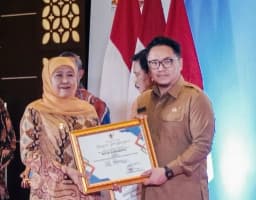 Pemkot Surabaya Raih Penghargaan Terbaik I Dukungan APBD Program Rutilahu Tertinggi di Jatim Expo 2026