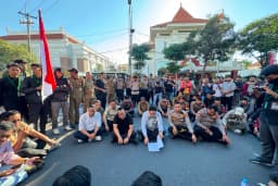 Demo di DPRD Surabaya, Mahasiswa Tuntut Evaluasi Program Makan Bergizi Gratis