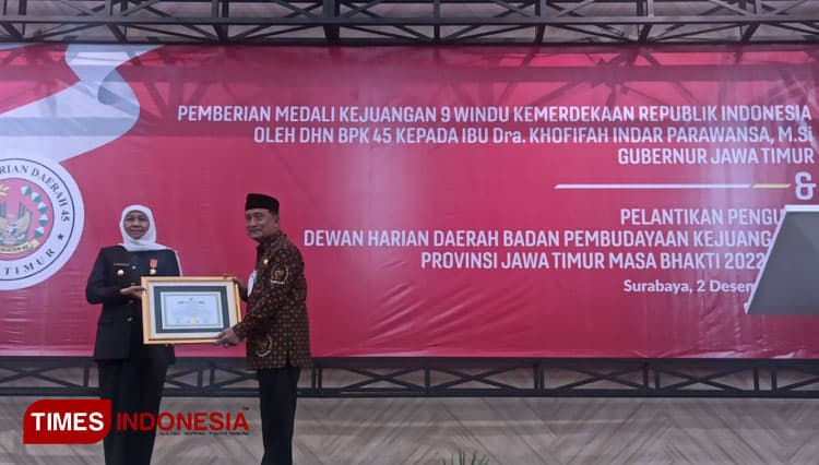 Gubernur Khofifah Terima Medali Kejuangan 9 Windu Kemerdekaan RI