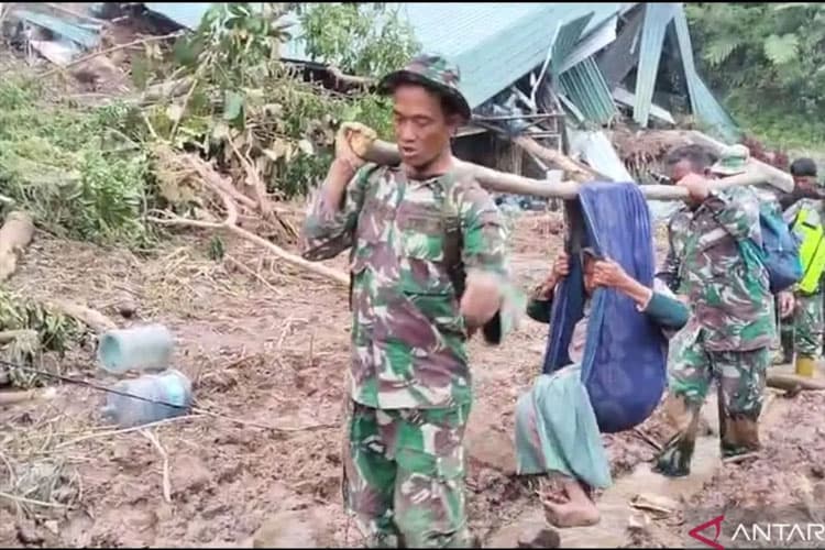 TNI Evakuasi Dua Lansia Penderita Stroke dengan Tanduan Sarung di Bener Meriah