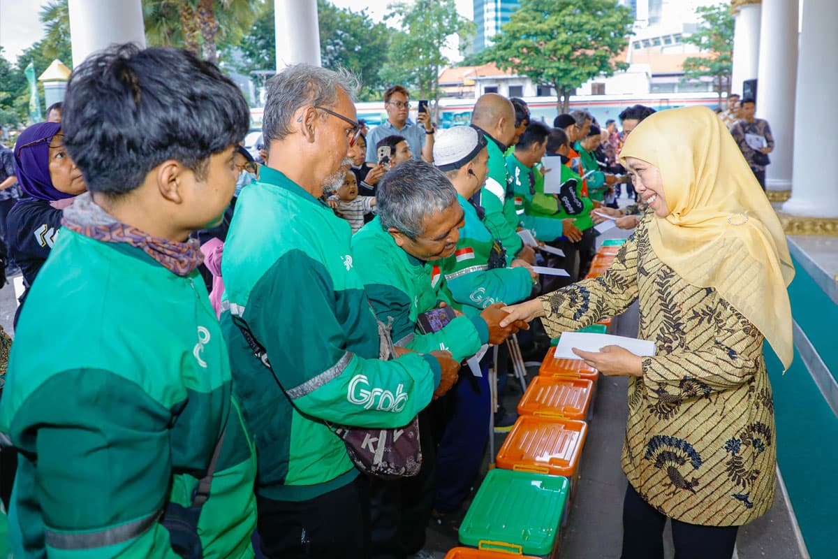 Satu Tahun Pimpin Jatim, Khofifah dan Emil Santuni Anak Yatim dan Pengemudi Ojol
