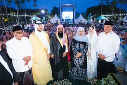 Gubernur Khofifah Berbuka Bareng Atase Agama Kedubes Arab Saudi dan Ribuan Warga